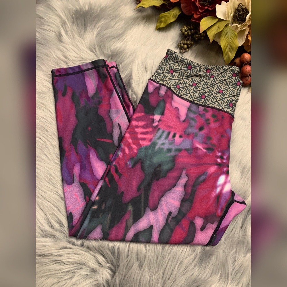 NWOT Multi-color swirl 7/8 leggings Size L